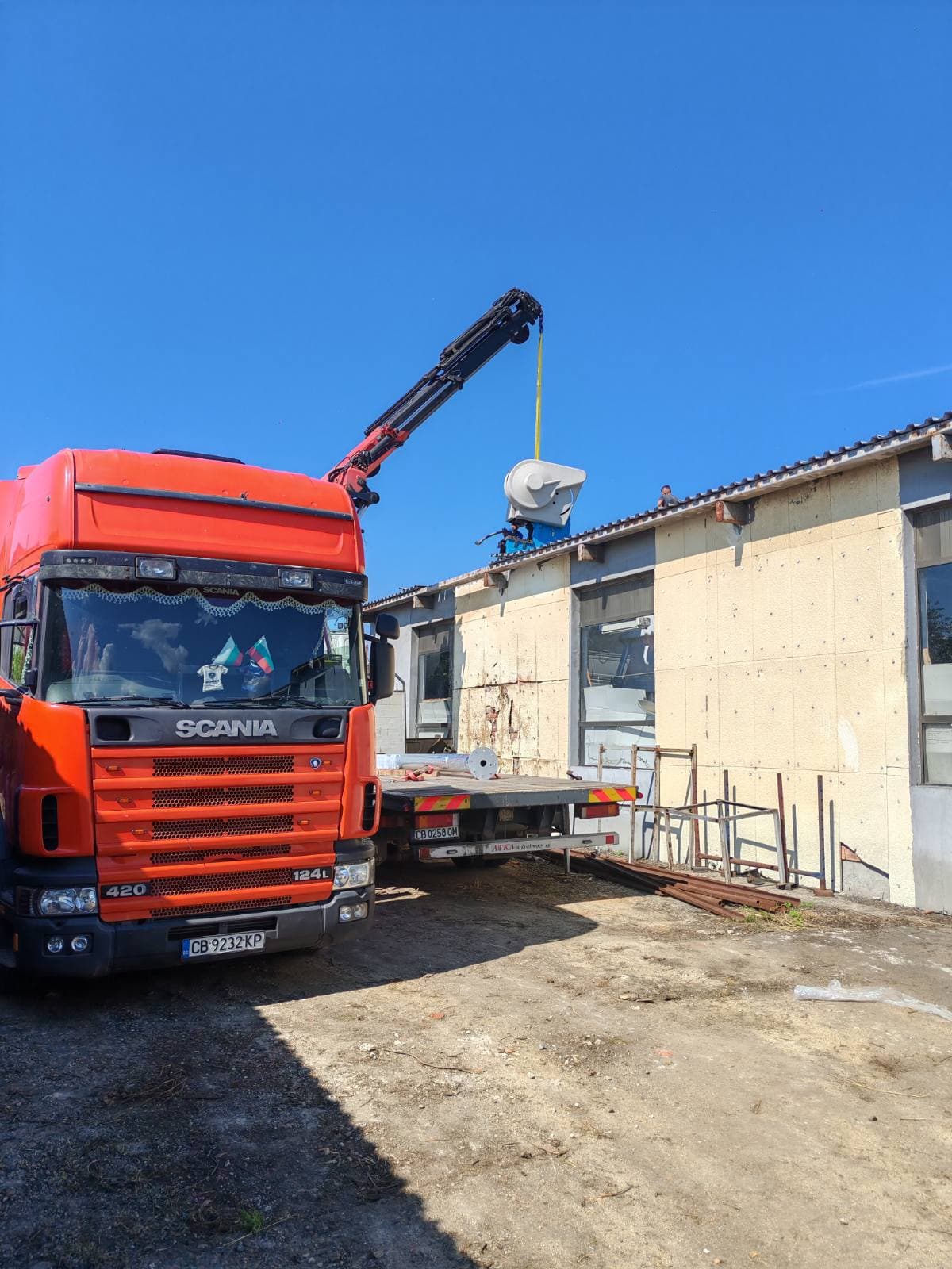 Тежка техника — Scania кран при извозване на промишлено оборудване